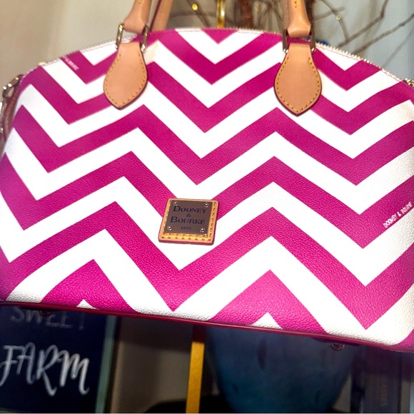Dooney & Bourke Pink Chevron Greta Satchel two-way bag - EUC comes w Dust Bag - Picture 6 of 16